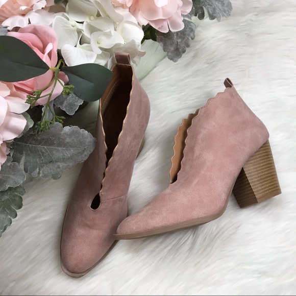 Qupid Pink Scalloped V Cut Edge Booties Sz 9 EUC - Picture 2 of 8